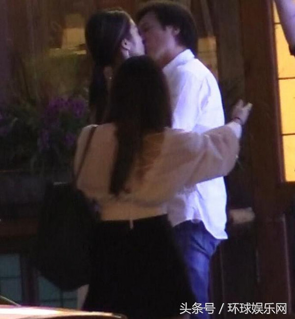 刘亦菲干爹与《芳华》女主街边拥吻 二人相差30岁上演忘年恋