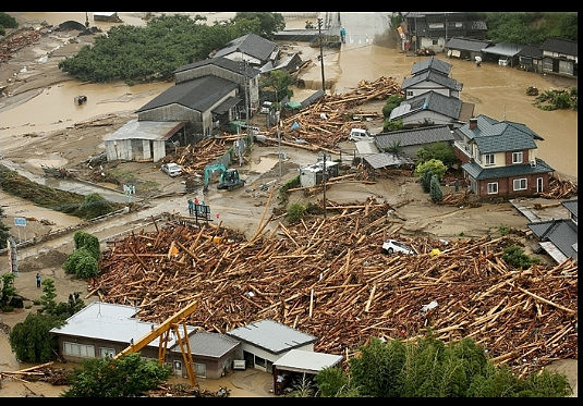 日本九州暴雨变泽国 3死22失踪57万人疏散（组图） - 1