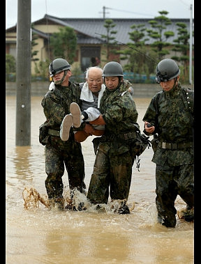 日本九州暴雨变泽国 3死22失踪57万人疏散（组图） - 2