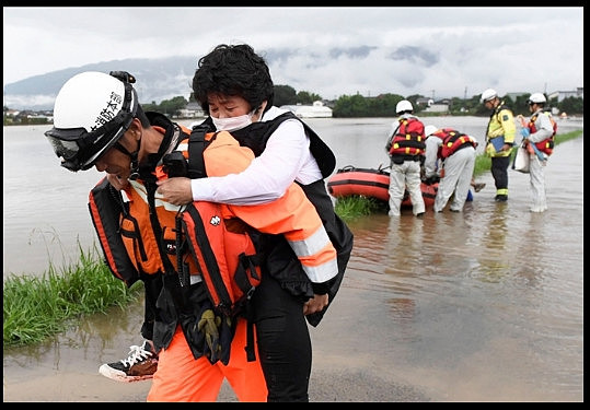 日本九州暴雨变泽国 3死22失踪57万人疏散（组图） - 3