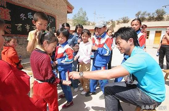 同样是公共场合下跪，刘德华李连杰心存大爱，这几位被骂多年