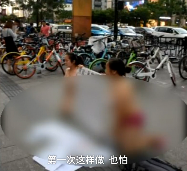 年轻姑娘为救重病男友 仅穿内衣街头跪地求助（组图） - 3