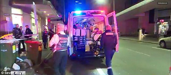 悉尼CBD发生袭击事件！男子在皮特街遭人用电钻刺伤 现场满是鲜血（视频） - 2