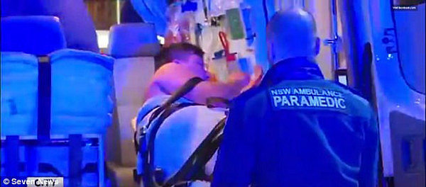 悉尼CBD发生袭击事件！男子在皮特街遭人用电钻刺伤 现场满是鲜血（视频） - 3