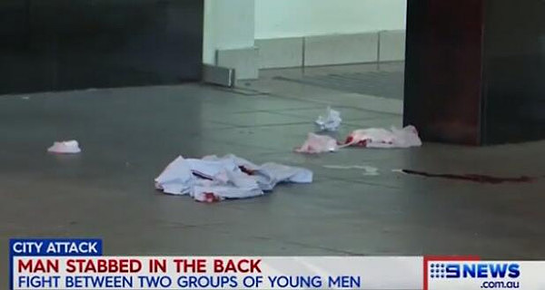 悉尼CBD发生袭击事件！男子在皮特街遭人用电钻刺伤 现场满是鲜血（视频） - 4