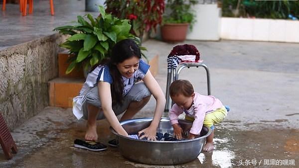 妈妈责备要她替妹妹去死，奶奶爸爸骂她，38岁嫁到中国后，享受公主般的待遇