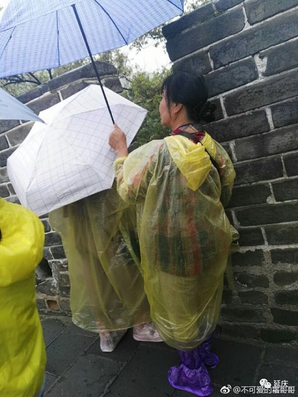 母女不听劝阻冒雨在长城砖上刻名 你怎么看？（图） - 2