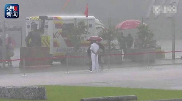 温暖！军营开放突降暴雨 香港市民为战士撑伞（组图） - 3