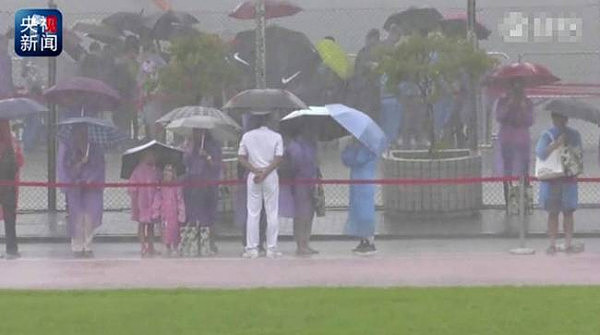 温暖！军营开放突降暴雨 香港市民为战士撑伞（组图） - 5