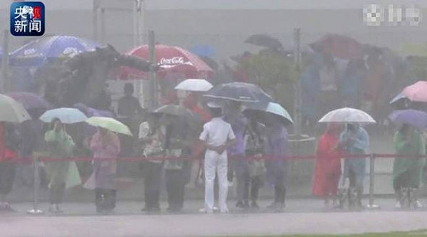 温暖！军营开放突降暴雨 香港市民为战士撑伞（组图） - 4