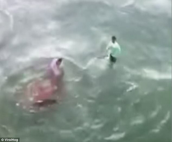 恐怖！男子徒手抓鲨鱼被反咬一口 鲜血染红海水（视频） - 3