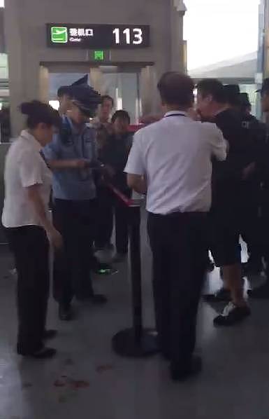 航班延误后乘客抢警械 要求警察下跪道歉（图） - 3