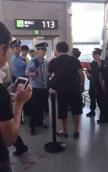 航班延误后乘客抢警械 要求警察下跪道歉（图） - 4