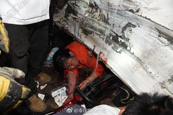 泰国载中国游客大巴侧翻！致10岁儿童死亡25人受伤！（图） - 5