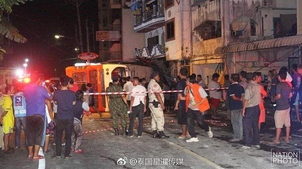 泰国载中国游客大巴侧翻！致10岁儿童死亡25人受伤！（图） - 9