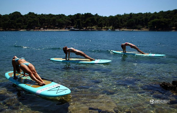克罗地亚美女海上练习冲浪板瑜伽 展现曼妙身姿（组图） - 1