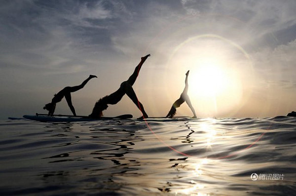 克罗地亚美女海上练习冲浪板瑜伽 展现曼妙身姿（组图） - 2