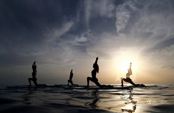 克罗地亚美女海上练习冲浪板瑜伽 展现曼妙身姿（组图） - 4