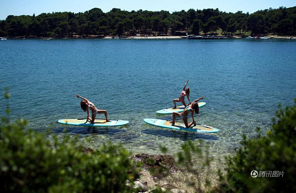 克罗地亚美女海上练习冲浪板瑜伽 展现曼妙身姿（组图） - 6