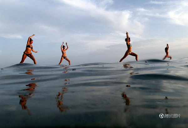 克罗地亚美女海上练习冲浪板瑜伽 展现曼妙身姿（组图） - 7