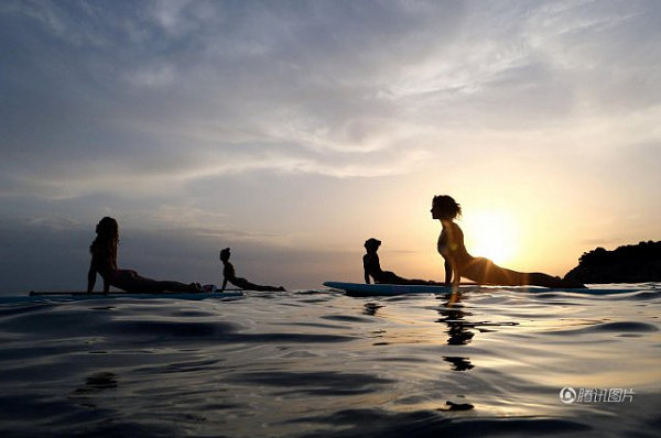 克罗地亚美女海上练习冲浪板瑜伽 展现曼妙身姿（组图） - 8