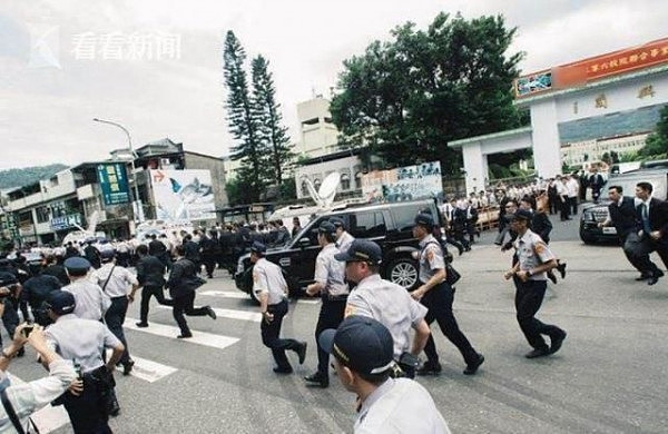 蔡英文外出必遇抗议 警员吃不消大喊“你少点出门！”（组图） - 1