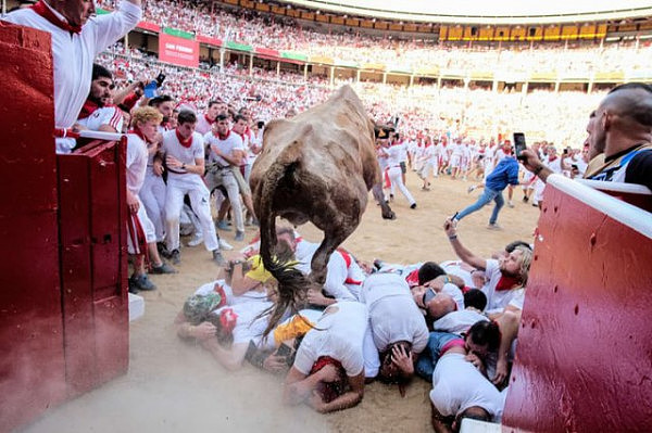西班牙“奔牛节”上演年度“人牛大战”（图） - 10