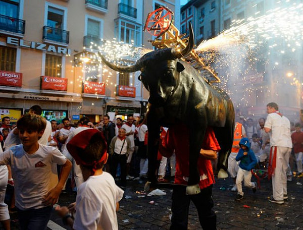 西班牙“奔牛节”上演年度“人牛大战”（图） - 12
