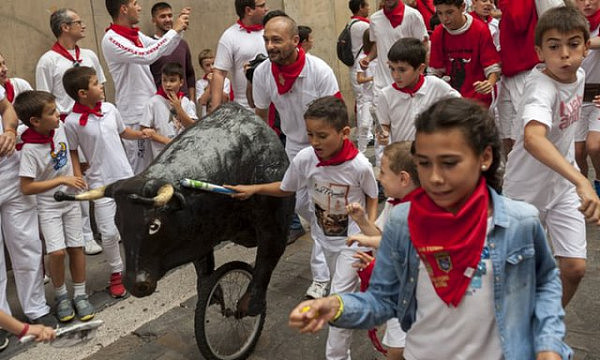 西班牙“奔牛节”上演年度“人牛大战”（图） - 16