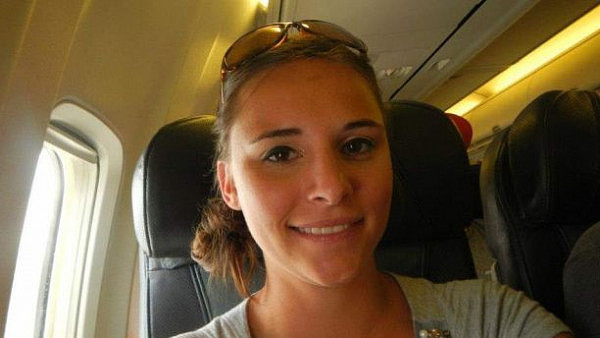 27岁美女飞机上猥亵19岁女子 被判软禁家中8个月