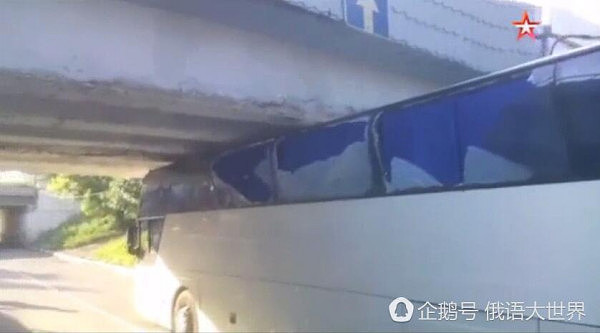 一辆载中国游客客车在莫斯科被卡桥底 两人受伤（组图） - 1
