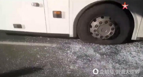 一辆载中国游客客车在莫斯科被卡桥底 两人受伤（组图） - 4