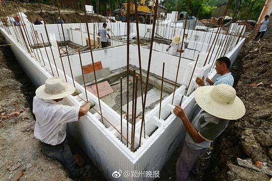 中国农民用泡沫盖别墅 建造过程犹如搭积木，吸引大量人参观（组图） - 1