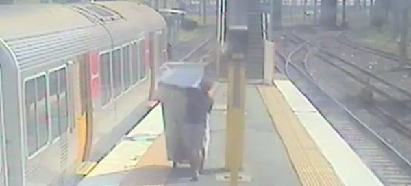 奇葩澳男推冰箱上火车 被赶下火车且罚款$250！（图） - 3