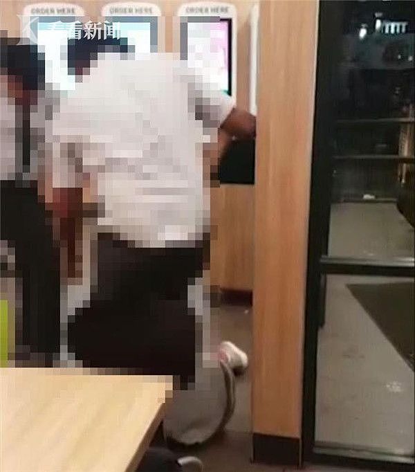 英国男子在麦当劳里向服务员扔食物 惨遭4名服务员围殴暴打报复 - 2