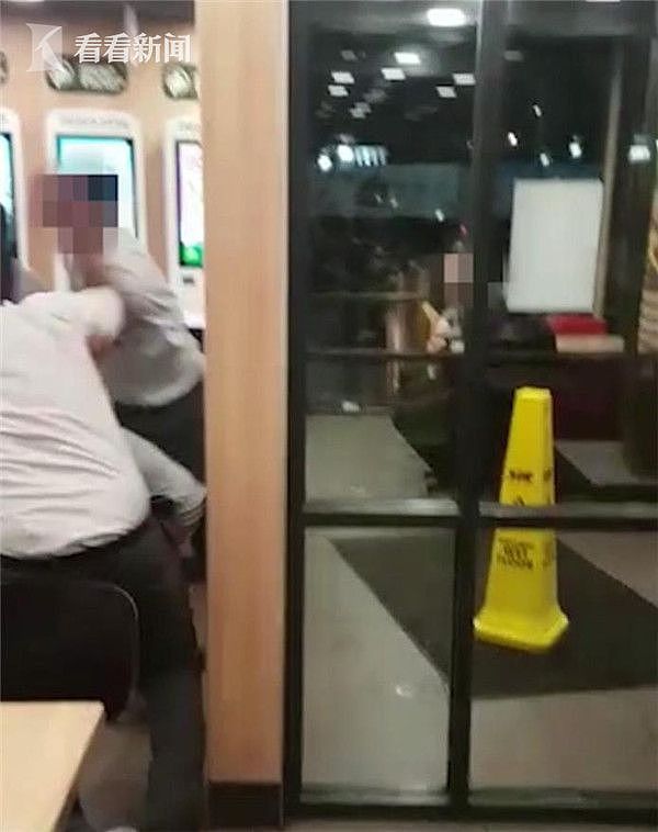 英国男子在麦当劳里向服务员扔食物 惨遭4名服务员围殴暴打报复 - 3