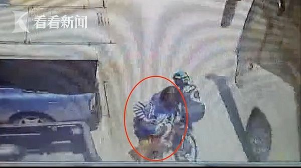 刷屏害人！泰国女子低头逆向看手机 害骑车人被游览车碾轧致死（视频） - 1