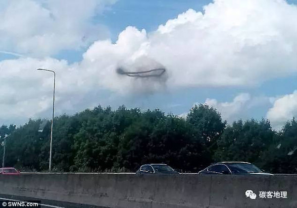 英国上空出现黑色烟圈UFO 疑似外星人造访地球（组图） - 3