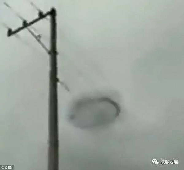 英国上空出现黑色烟圈UFO 疑似外星人造访地球（组图） - 8