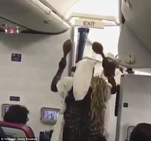 尼日利亚首领在飞机上突然举行宗教仪式 吓坏乘客 - 2