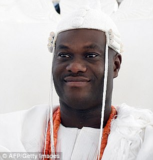 尼日利亚首领在飞机上突然举行宗教仪式 吓坏乘客 - 3