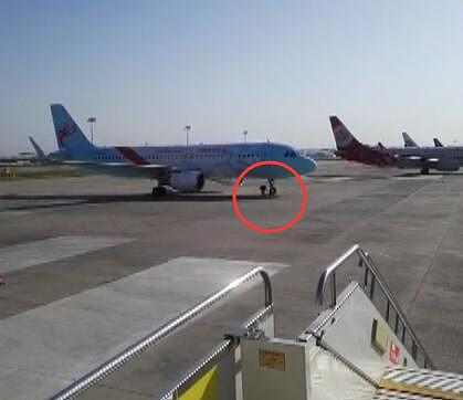 惊险一幕！机场一飞机倒滑 机务人员一路狂奔徒手逼停（视频） - 1