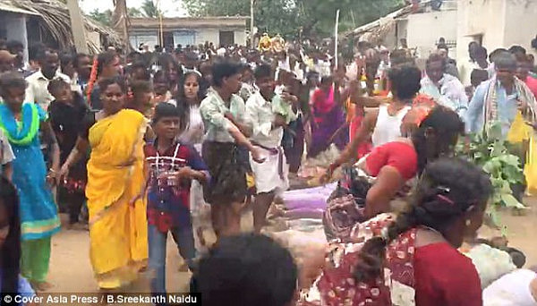 奇葩！为了怀孕 印度女性一字排开参加被“神人”踩仪式（组图） - 3