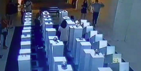 女游客自拍跌倒引多米诺骨牌效应 毁坏价值百万艺术品（视频） - 2