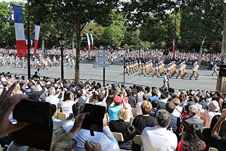 法国举行盛大国庆阅兵 特朗普受邀助兴(视频) - 14