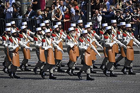 法国外籍兵团经过主席台 （SAUL LOEB/AFP/Getty Images）