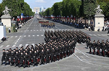 巴黎高等理工学院的阅兵队伍行进在香榭丽舍大道上。 （ALAIN JOCARD/AFP/Getty Images）