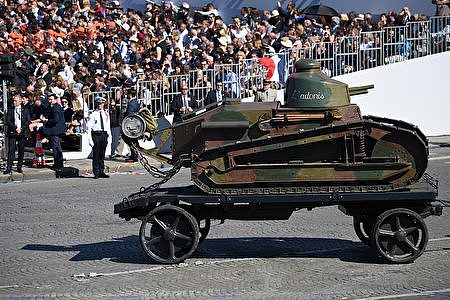 一辆一战时期的雷诺轻型坦克经过主席台。（ ALAIN JOCARD/AFP/Getty Images）