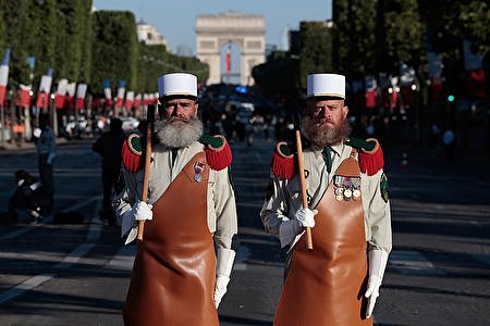 法国海外省的军对页派代表来参加巴黎国庆游行。（JOEL SAGET/AFP/Getty Images)