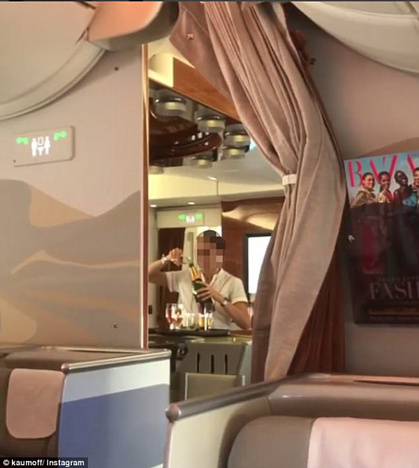 阿联酋航空被曝空姐将乘客未喝完的香槟倒回瓶中 遭众人指责（组图） - 3